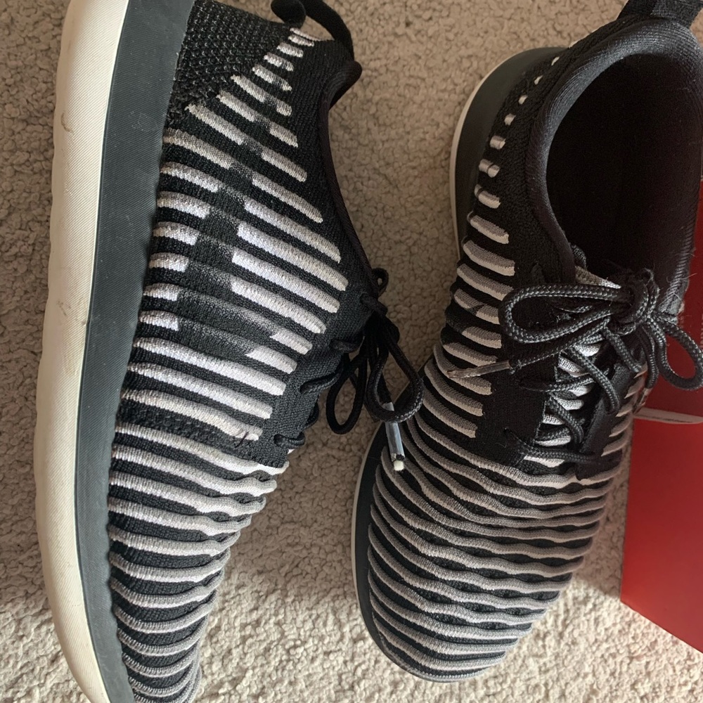 Nike roshe black, grey, and white sneakers